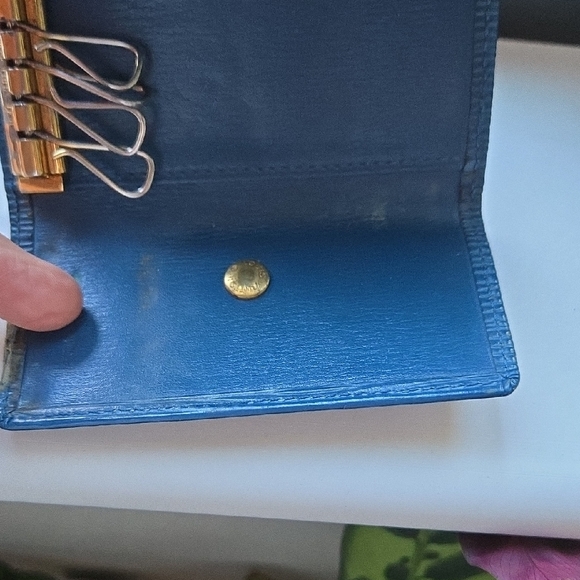 Louis Vuitton Vintage  Cobalt Blue Epi Leather  Key Holder with Gold Button - Picture 4 of 9